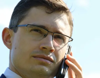 Mag. Marcus Hohenecker holding a mobile phone